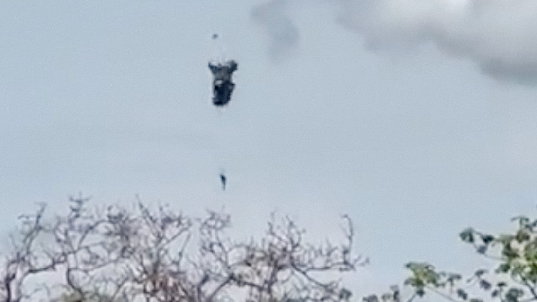 Un militar colombiano sobrevive a un salto en paracaídas que no se abrió (VIDEO)