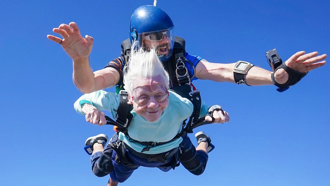 Mujer de 104 años muere tras batir el récord a la paracaidista de mayor edad