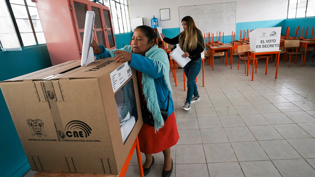 Ecuatorianos eligen nuevo presidente en balotaje de elecciones extraordinarias