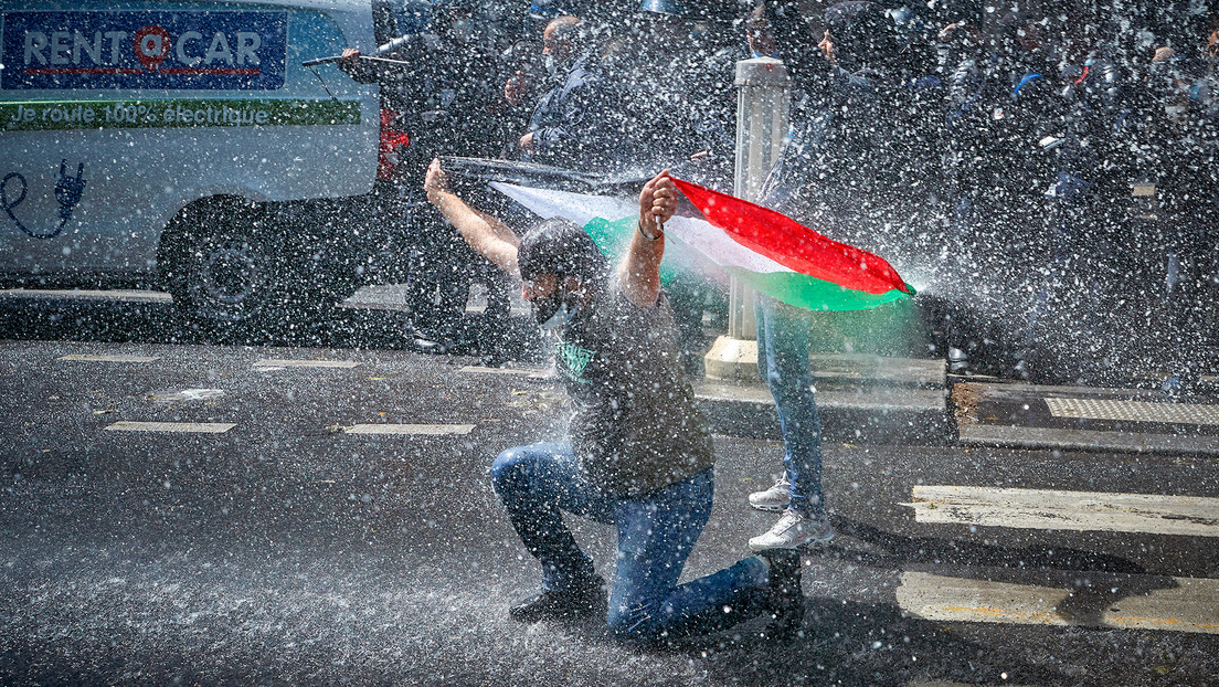 Dispersan en París con gases y cañones de agua una concentración en apoyo a Palestina (VIDEOS)