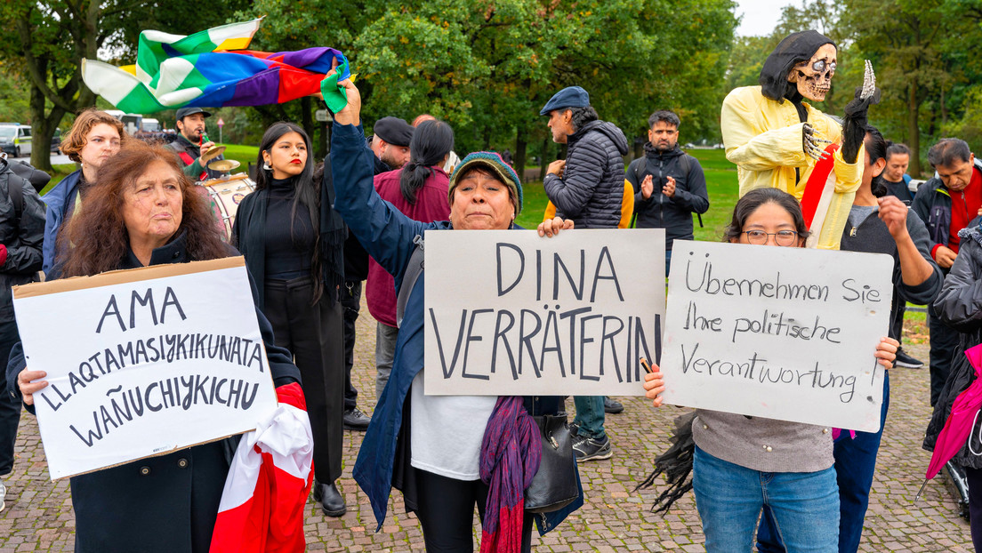 "Asesina": peruanos residentes en Alemania protestan contra Dina Boluarte en Berlín