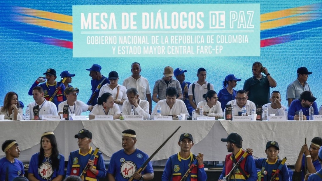 El Gobierno de Colombia firma decreto con el que inicia cese al fuego con disidencia de las FARC