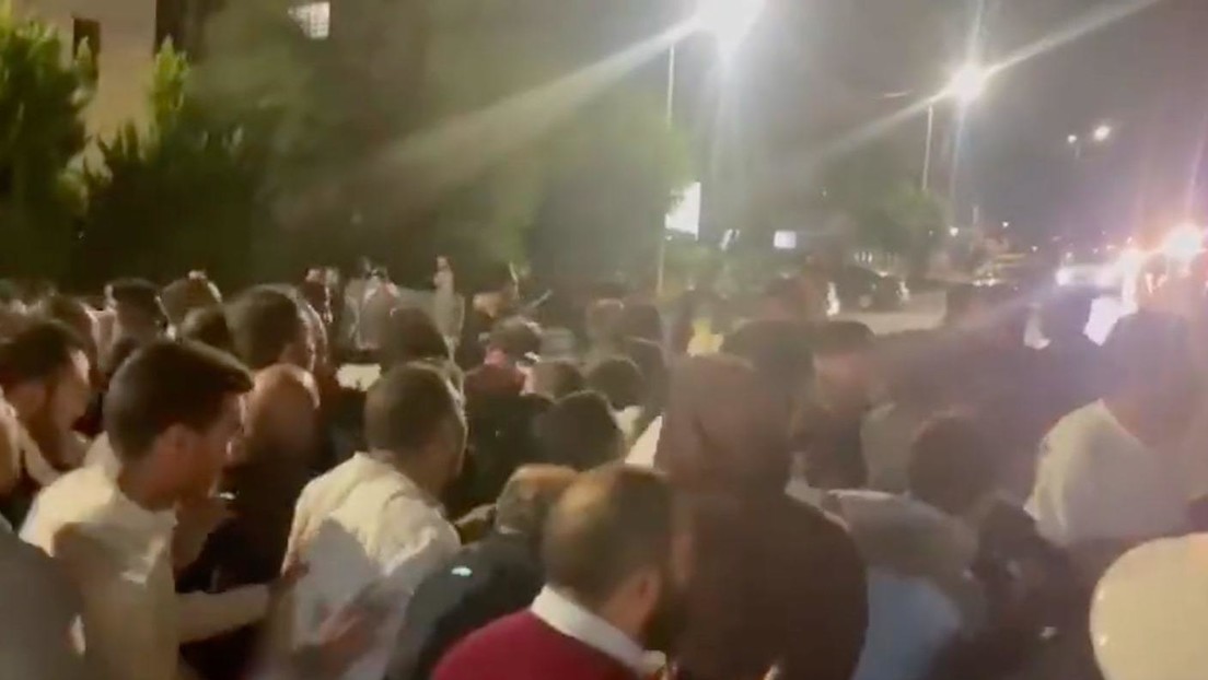 VIDEO: Manifestantes intentan asaltar la Embajada de Israel en Jordania
