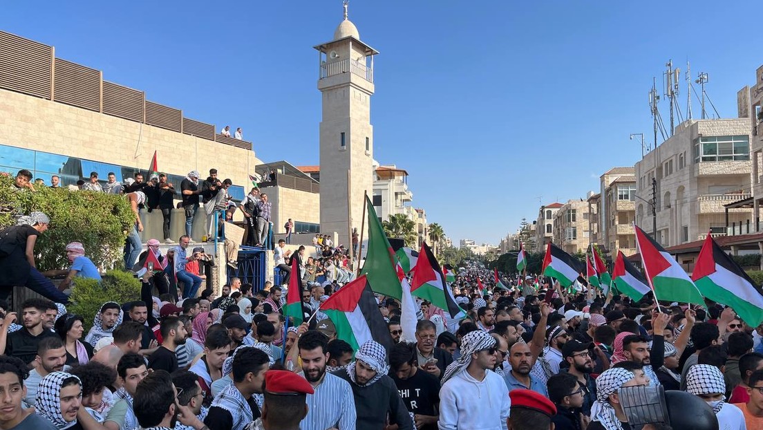 VIDEO: Miles de manifestantes protestan frente a la Embajada israelí en Jordania