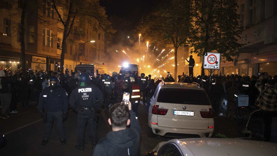 VIDEO: Policía usa cañones de agua y gas pimienta para dispersar a manifestantes propalestinos en Berlín