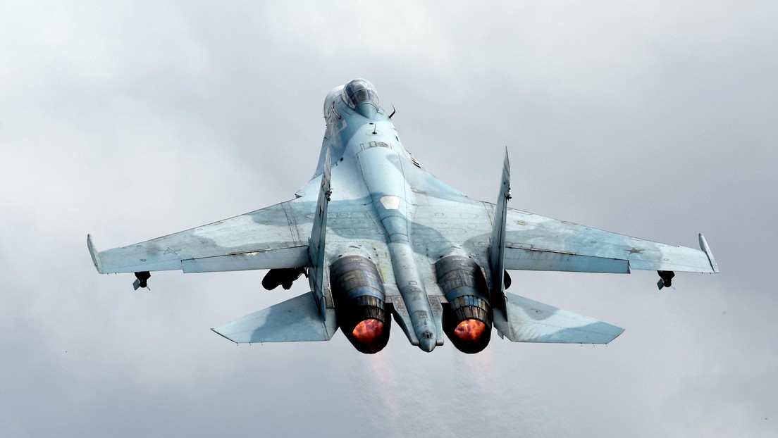 Cazas Su-27 rusos impiden la violación de la frontera por un avión RC-135 y dos cazas Typhoon británicos sobre el mar Negro