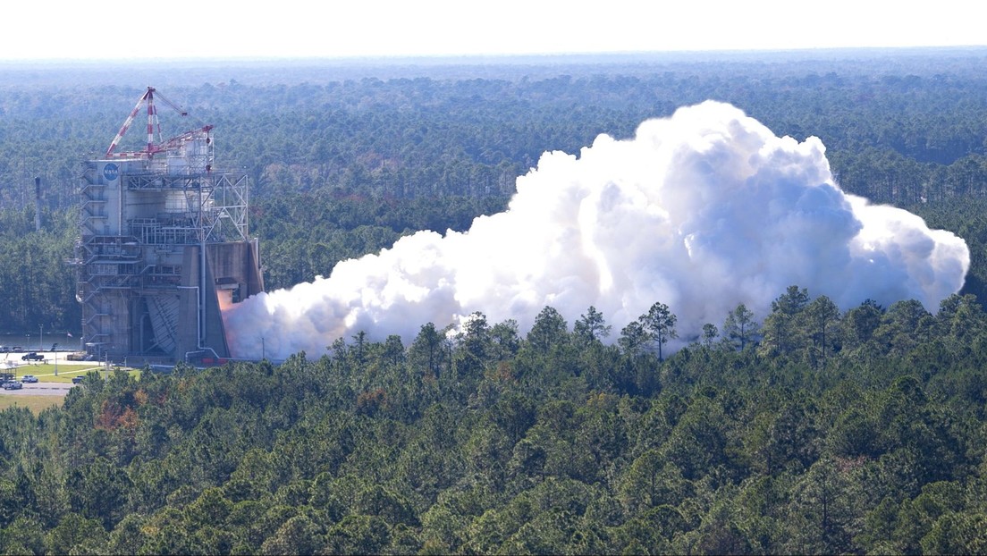La NASA prueba con "fuego real" un motor para el cohete de la misión lunar Artemis