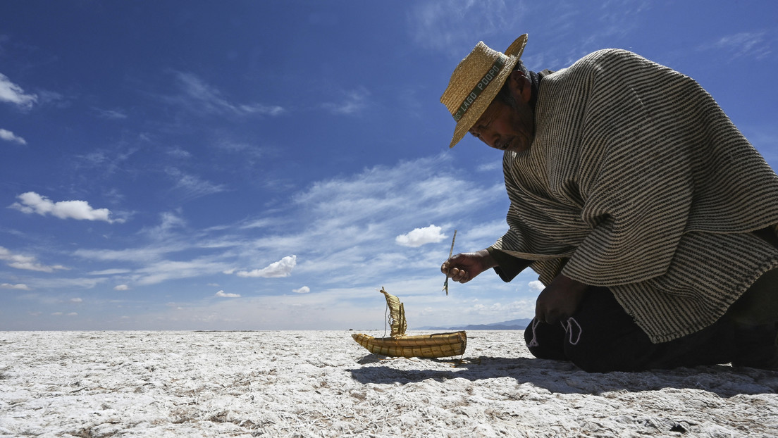 Intensa sequía convierte en un enorme desierto al segundo lago más grande de Bolivia