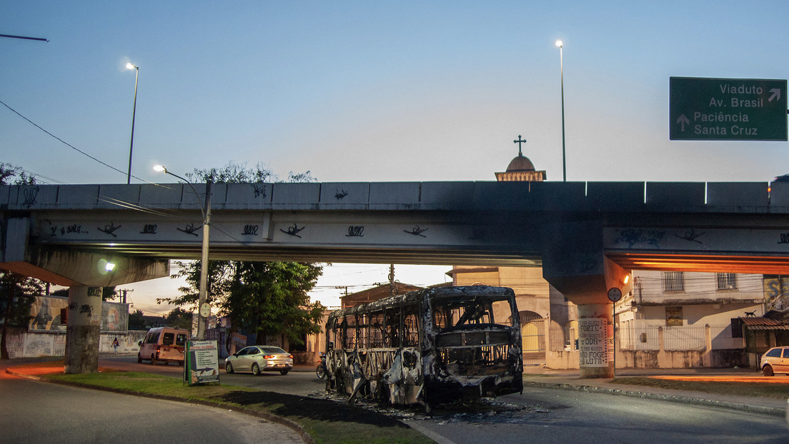 Milicianos parapoliciales incendian al menos 35 autobuses en Río de Janeiro tras la muerte de un jefe criminal