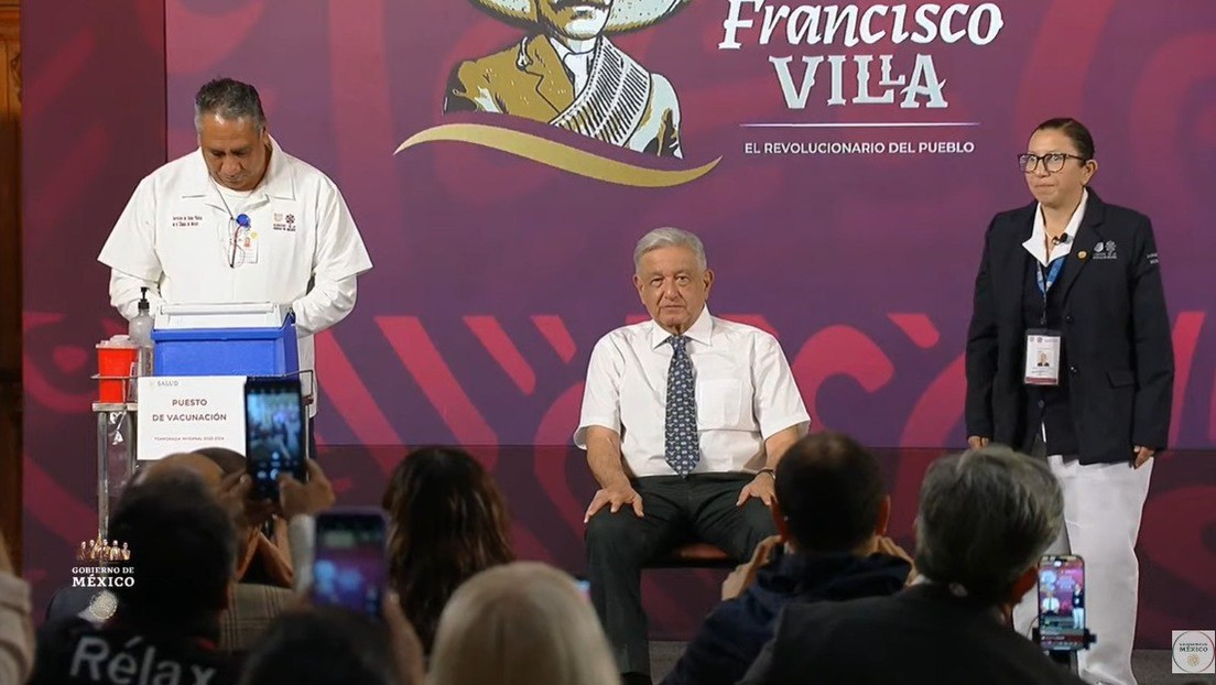 López Obrador se vacuna contra el covid-19 y la influenza en su conferencia de prensa