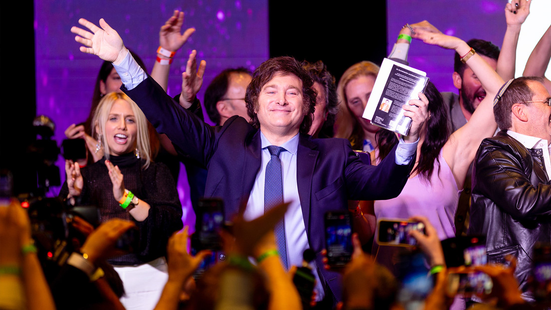 Sin gritos ni motosierra: El radical cambio de Milei para tratar de ganar la presidencia en Argentina