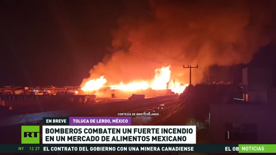Bomberos combaten un fuerte incendio en un mercado de alimentos en México