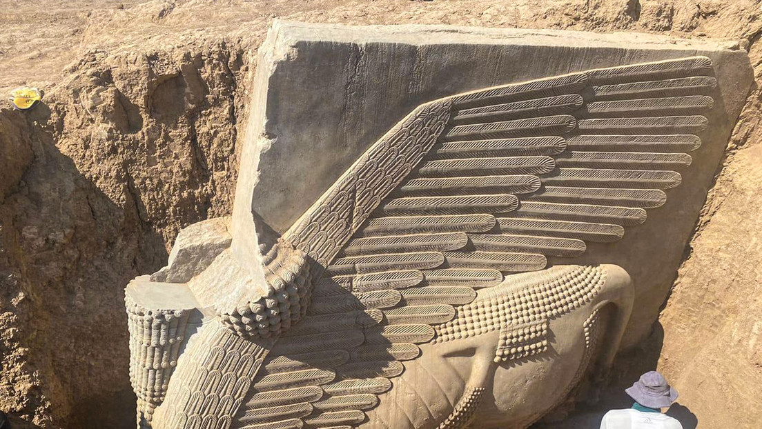 Recuperan en Irak la escultura de una deidad asiria de 2.700 años enterrada para protegerla del EI