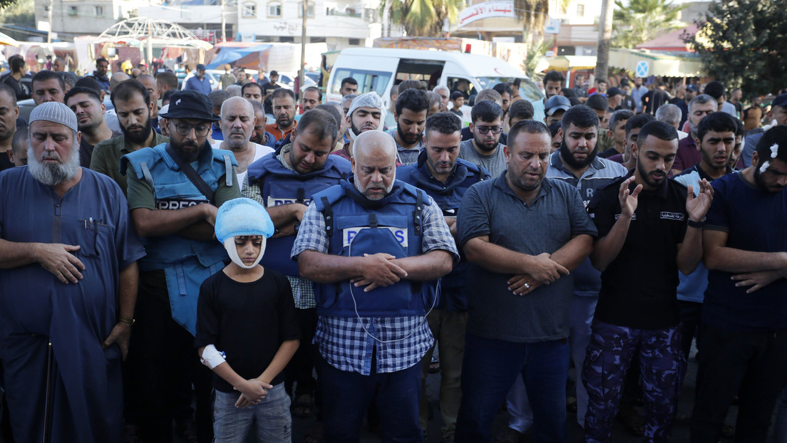 El periodista palestino que perdió a toda su familia en un bombardeo israelí vuelve al trabajo un día después