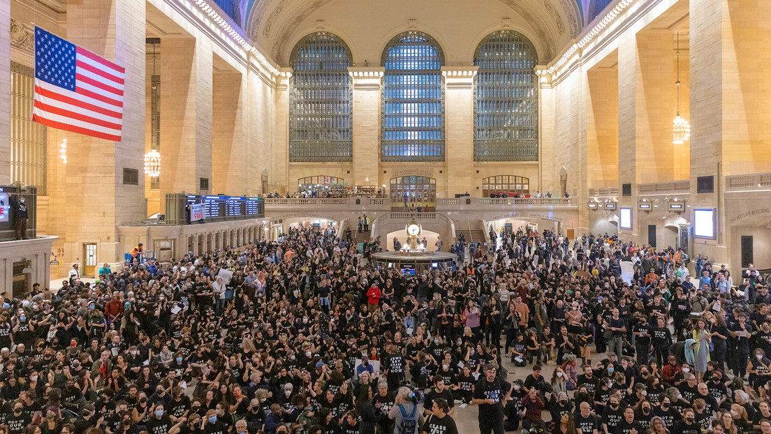 VIDEOS: Más de 200 detenidos en una protesta propalestina en la estación Grand Central de Nueva York