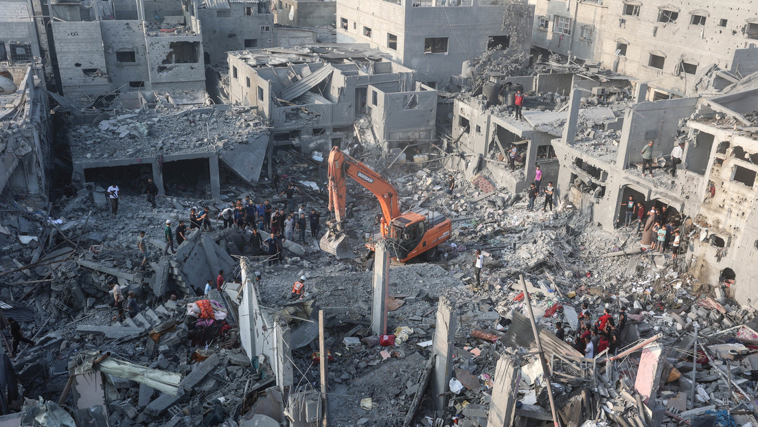 VIDEO: Rescatista rompe a llorar tras sacar a una niña de entre los escombros en Gaza