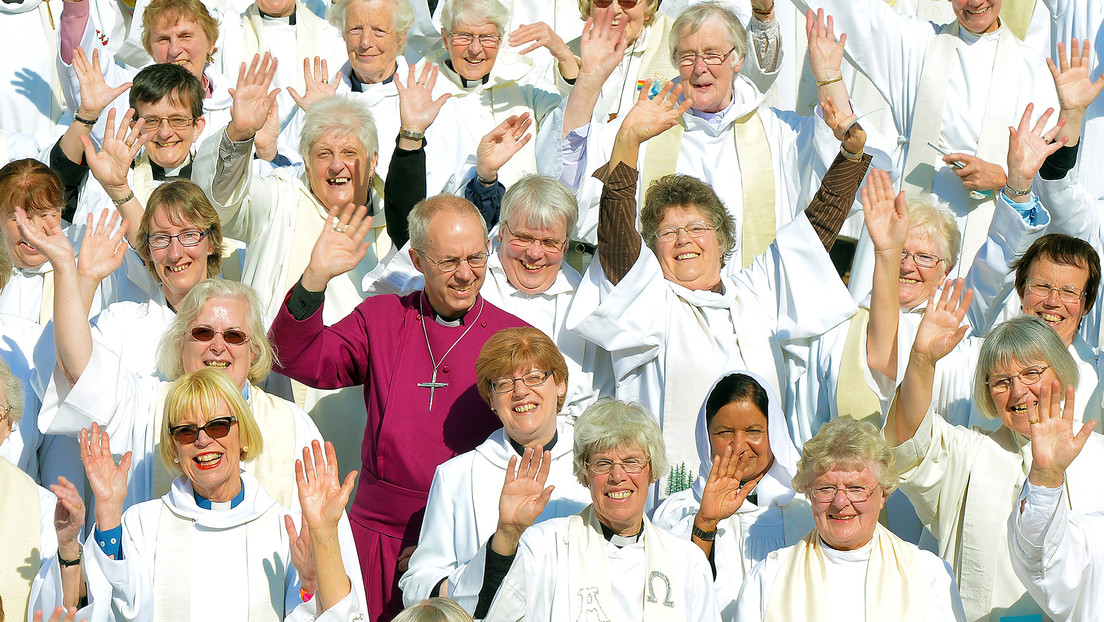 La Iglesia católica actualiza su postura sobre mujeres diáconos, familias polígamas y personas LGBT
