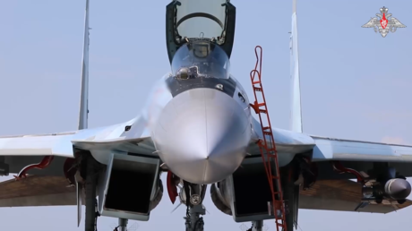 VIDEO: Un caza ruso Su-35 destruye un avión ucraniano en combate aéreo