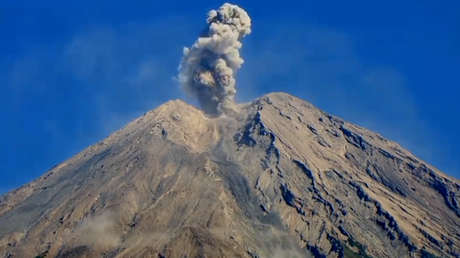VIDEO: El volcán Semeru lanza una extensa columna de cenizas en la isla indonesia de Java
