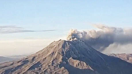 Volcán Ubinas registra emisión de cenizas de 1.200 metros de altura en Perú
