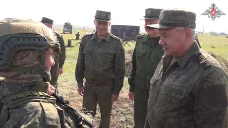 VIDEO: Ministro de Defensa ruso inspecciona el entrenamiento de combate de militares en el sur de Rusia