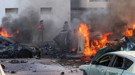 Vehículos en llamas después del ataque de cohetes en la ciudad israelí de Ascalón, el 7 de octubre de 2023