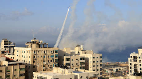 Hamás lanza decenas de misiles contra Tel Aviv