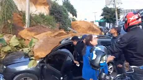 Derrumbe de tierra provoca un bloqueo vehicular y daños materiales en Guatemala (VIDEOS)
