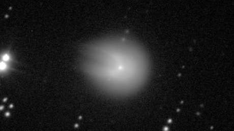 Un cometa criovolcánico parecido al Halcón Milenario de 'Star Wars' vuelve a explotar mientras se acerca a la Tierra