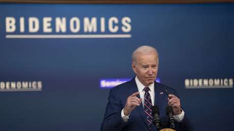 "Lo olvidé, Mark": Biden vuelve a desorientarse en un escenario (VIDEO)