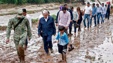 Así fue la travesía de López Obrador para llegar a Acapulco, aislado tras el huracán Otis (FOTOS)