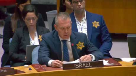Delegación israelí en la ONU se pone estrellas amarillas alusivas a las insignias impuestas a judíos por los nazis durante el Holocausto