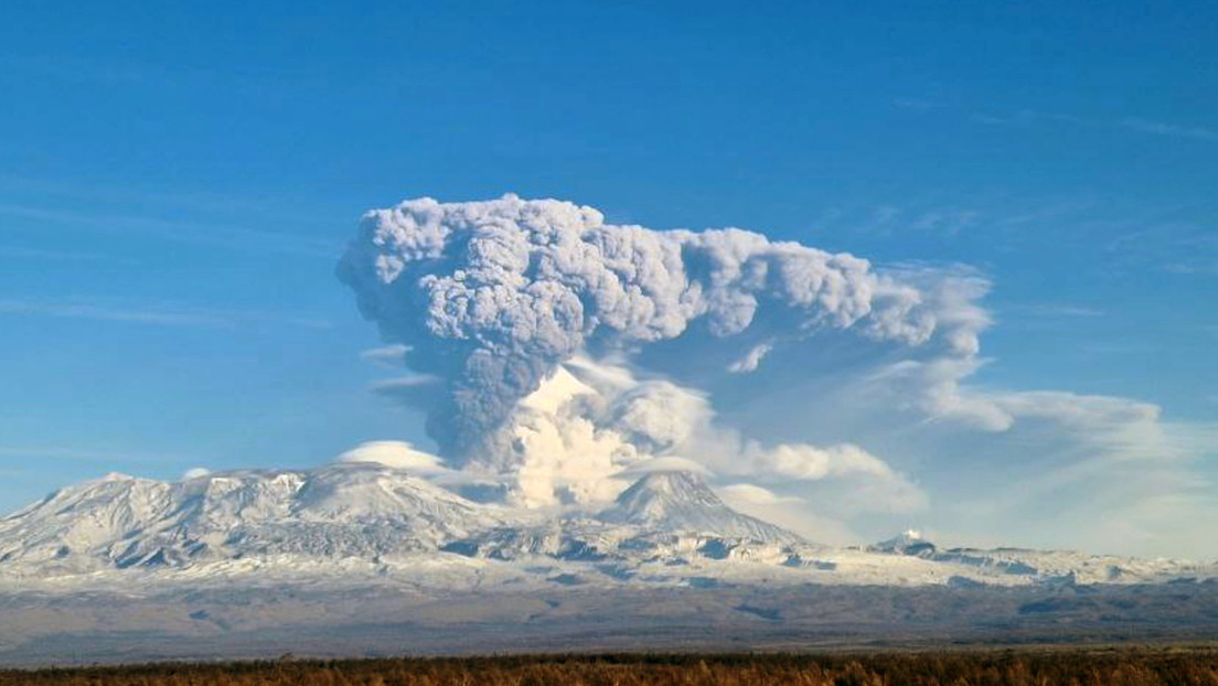 Alerta por una potente erupción del volcán activo más alto de Eurasia (VIDEOS)