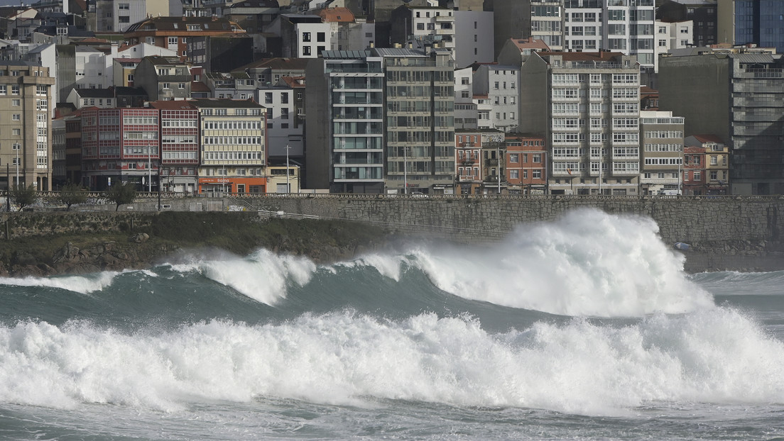 Un muerto, vuelos cancelados y cortes viales: los estragos de la tormenta Ciarán en España (VIDEOS)