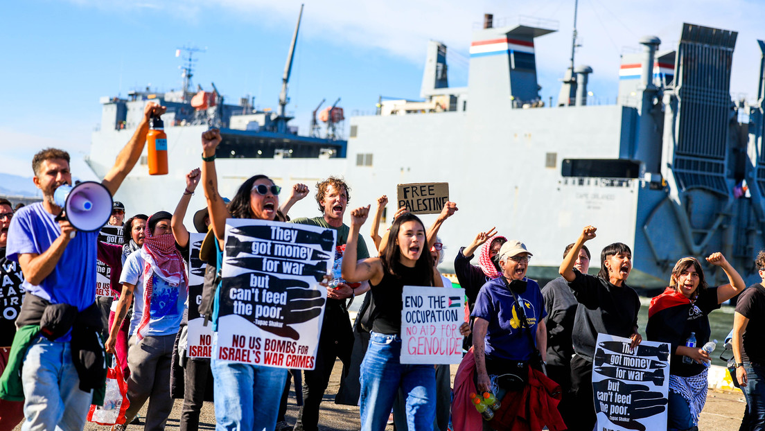 VIDEO: Activistas propalestinos retrasan la partida de un barco militar de EE.UU. para impedir que entregue armas a Israel