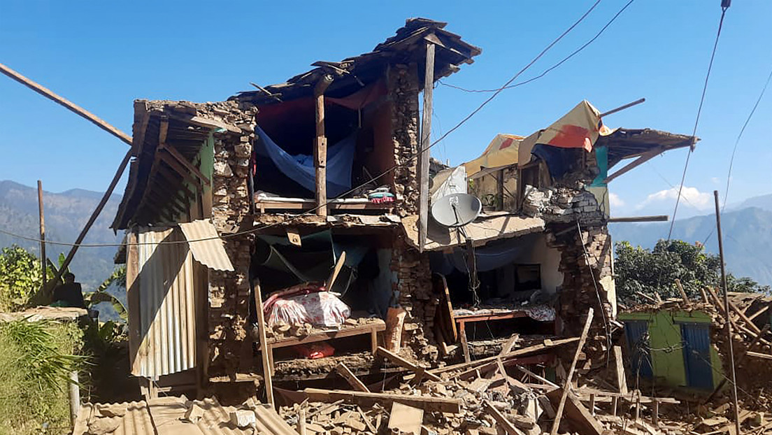 Más de un centenar de muertos tras un fuerte terremoto en Nepal