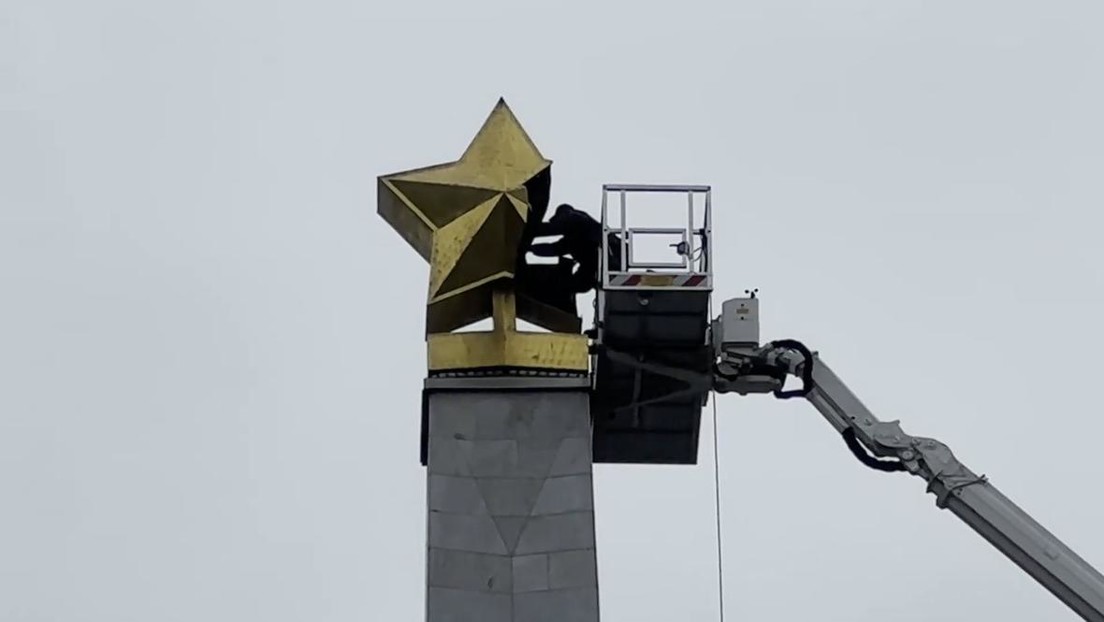 Desmantelan en Kiev la estrella soviética en el monumento que honra la Victoria sobre los nazis