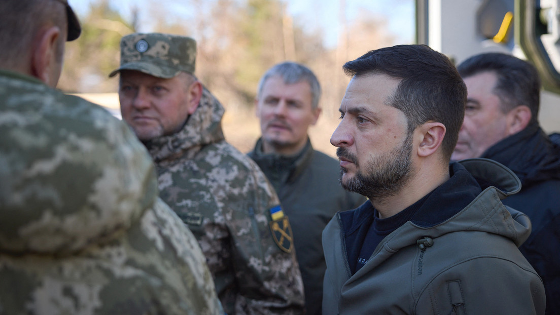 NYT: La reprimenda de Zelenski a su comandante en jefe muestra una "brecha" en el liderazgo de Ucrania