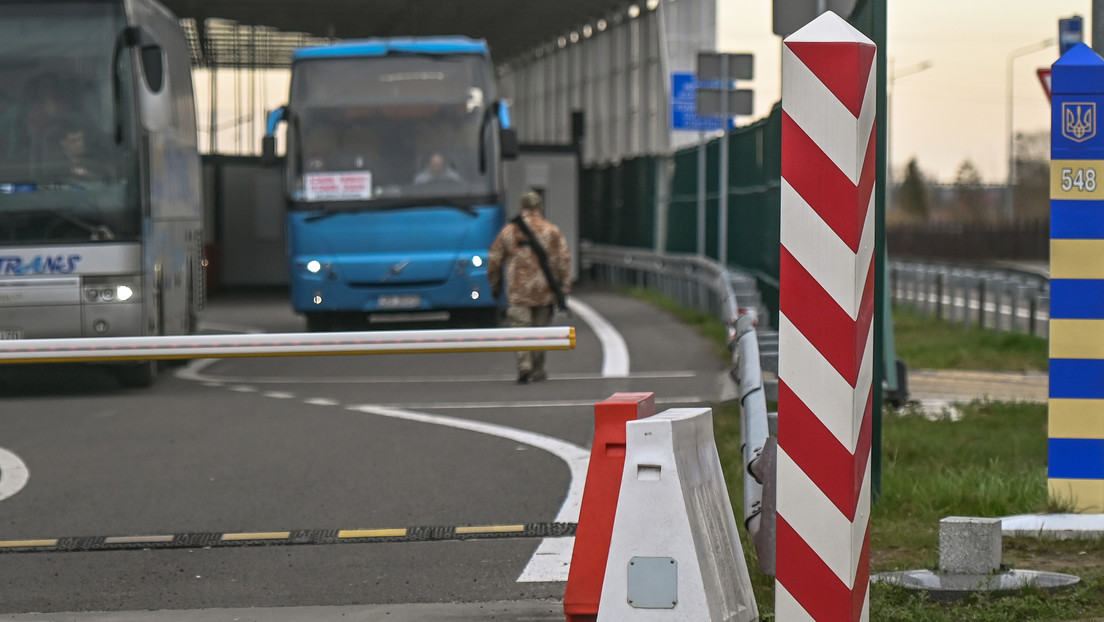 Ucrania tilda de "golpe por la espalda" el bloqueo de la frontera por camioneros polacos