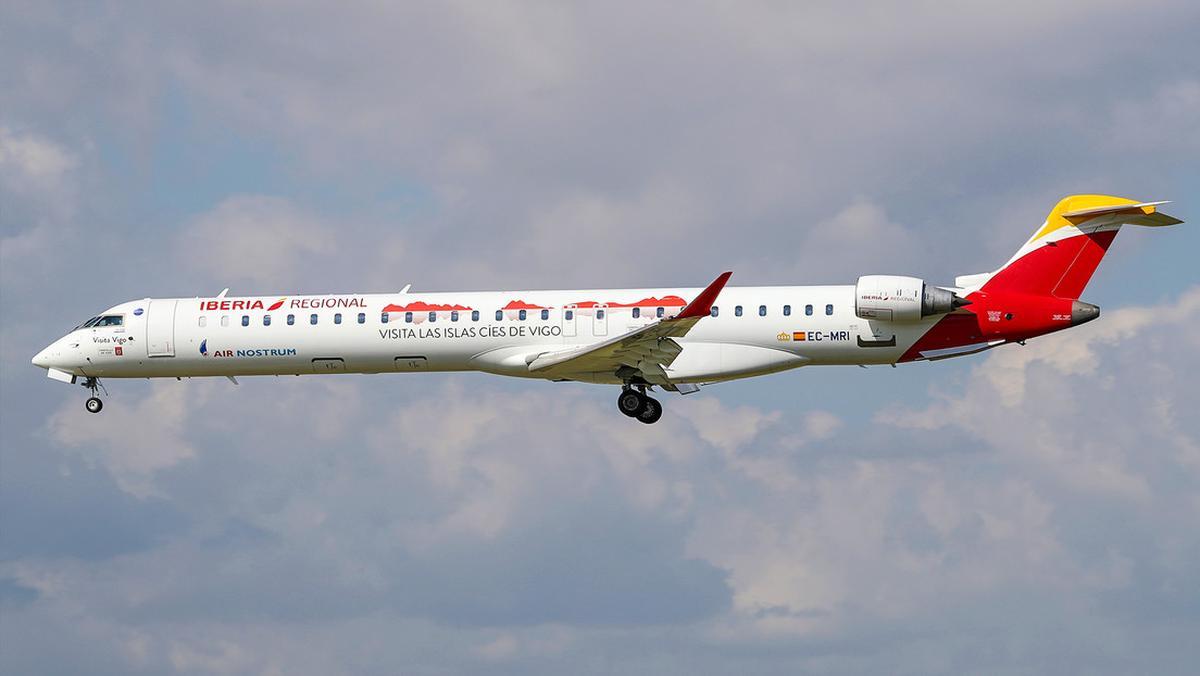 Denuncian a una aerolínea española por ceder su avión al equipo del Sevilla y dejar en tierra a casi 100 pasajeros