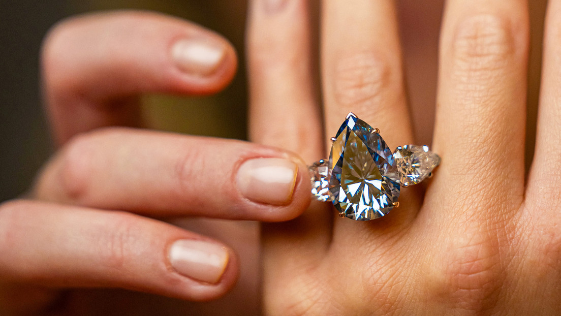Venden un enorme diamante azul por más de 43 millones de dólares