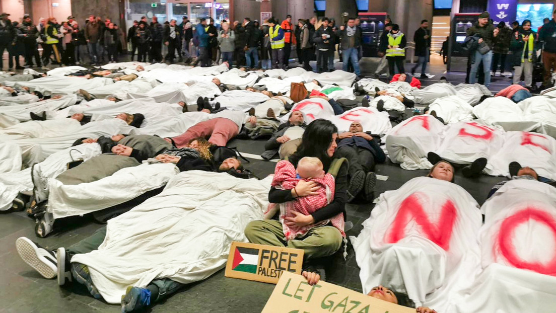 VIDEO: Activistas se tumban en Oslo con sábanas manchadas de rojo para condenar los ataques contra Palestina