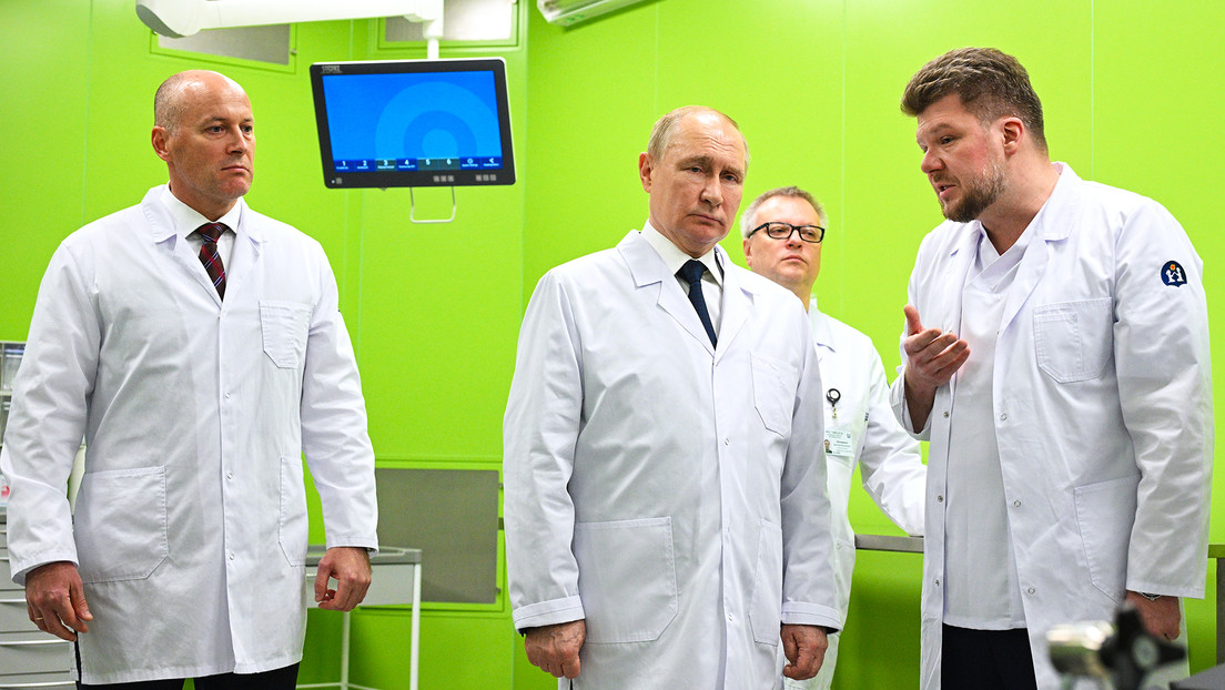 Foto conjunta, regalos, dibujo de corazón y 'juego al escondite': Putin visita un hospital infantil