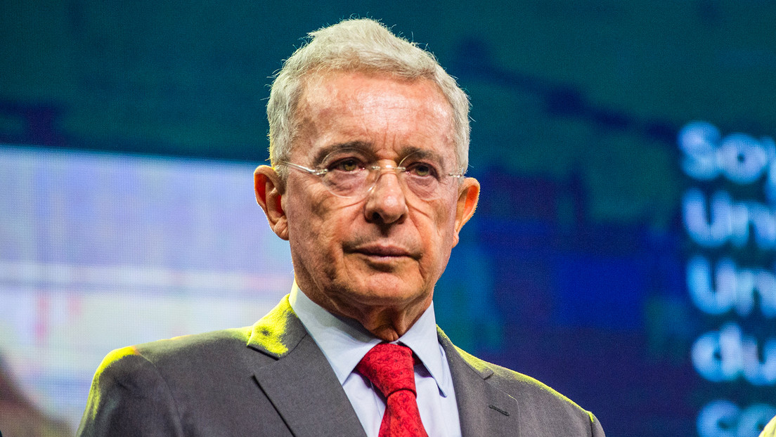 Uribe es denunciado ante la Justicia argentina por los "falsos positivos" en Colombia