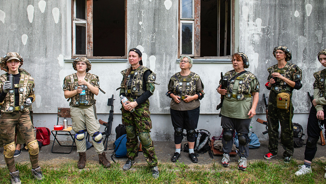 NYT: Ucrania intenta atraer a más mujeres a su Ejército