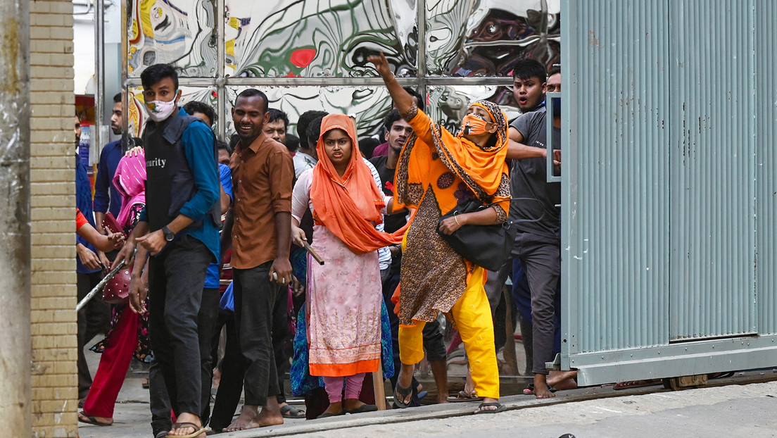 Trabajadores de la industria textil protestan en Bangladés por mejoras salariales (VIDEOS)