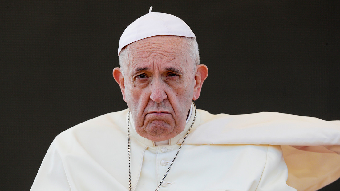 "Tiranía" del "dictador": Critican al papa Francisco por despedir a un obispo anti-LGBTQ