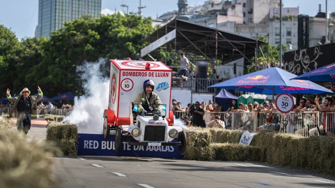 VIDEO: Así fue la carrera de autos locos de Red Bull en Argentina