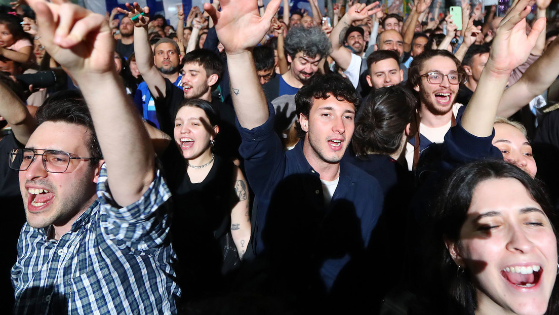 Massa y Milei apuntan a la juventud para sumar votos con promesas de mejores condiciones sociales