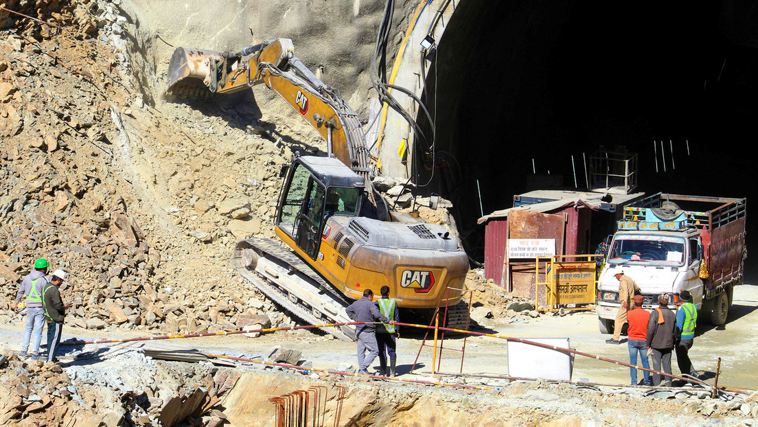 Nueve días atrapados en un túnel: rescatistas indios excavarán en vertical para salvar a 41 obreros